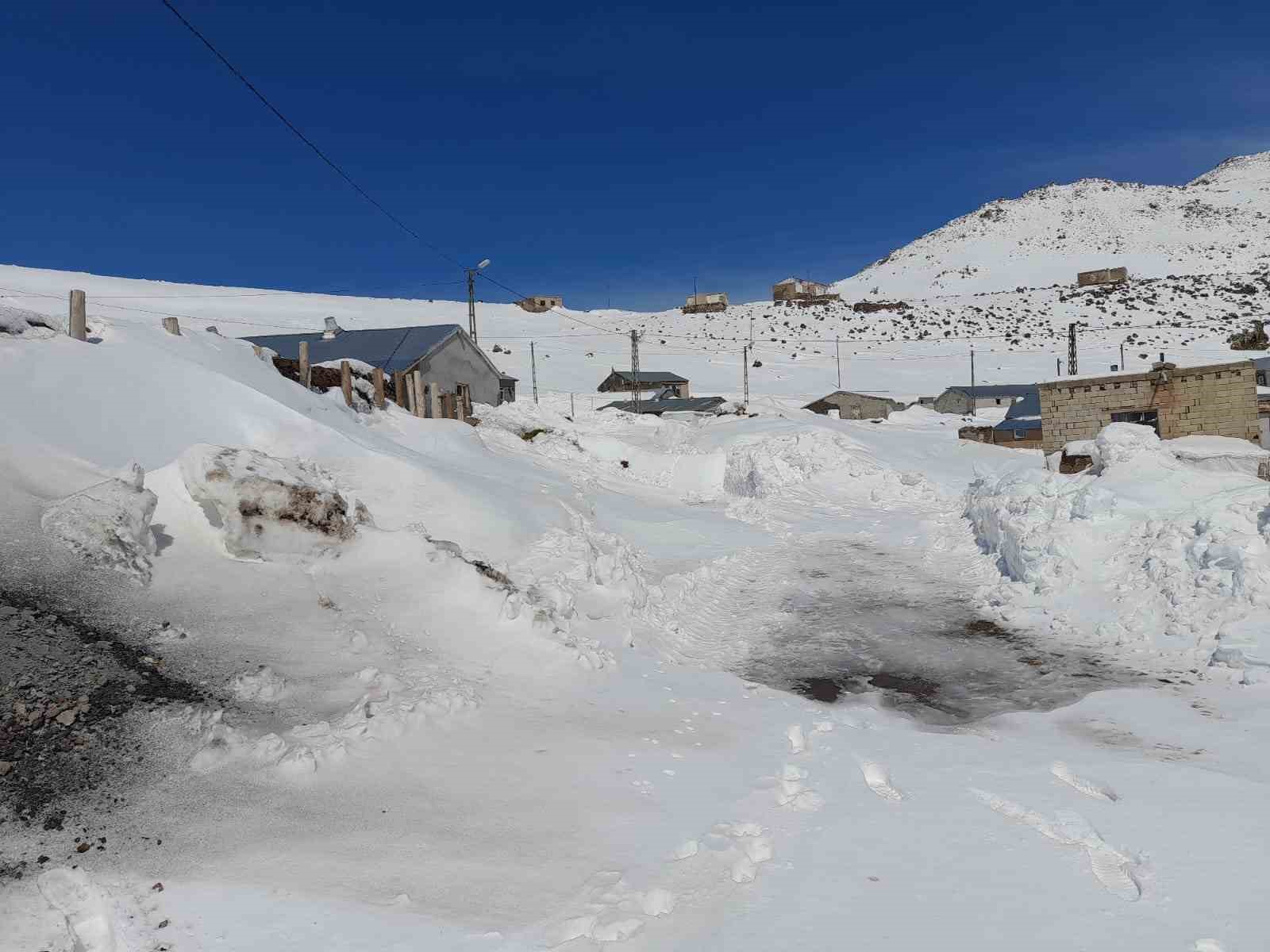 Türkiye’nin en yüksek rakımlı köyüyle ulaşım kesildi