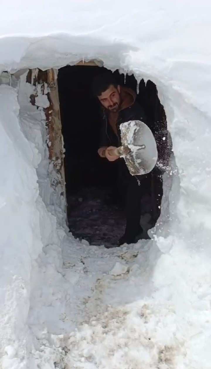 Türkiye’nin en yüksek rakımlı köyüyle ulaşım kesildi