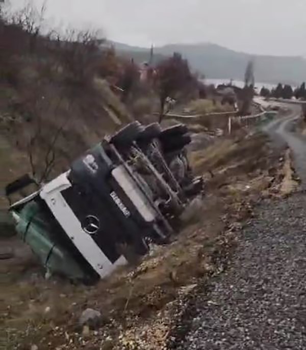 Elazığ’da yol çöktü, beton mikseri yan yattı