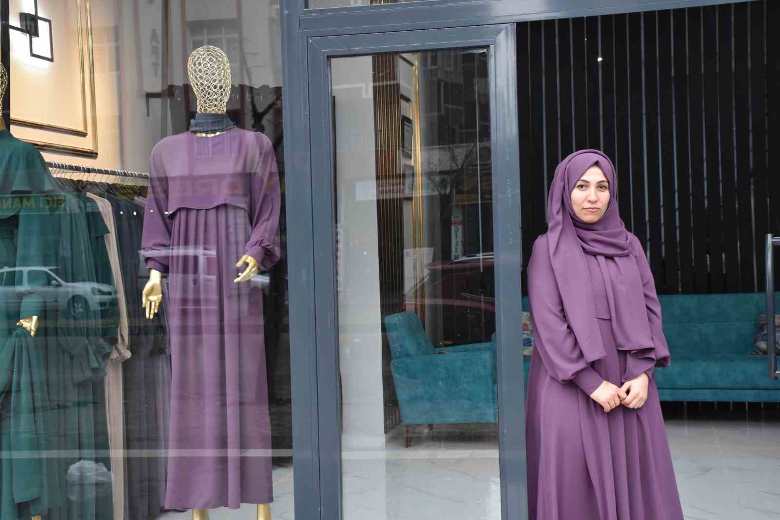 Eşini kaybeden 3 çocuk annesi, evinde başladığı işini geliştirerek kendi mağazasını kurdu