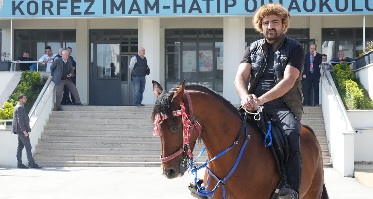 Oy kullanmaya atıyla geldi