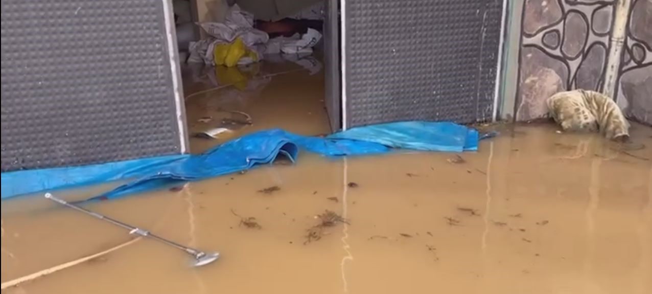 Elazığ’da sağanak yağış hayatı felç etti