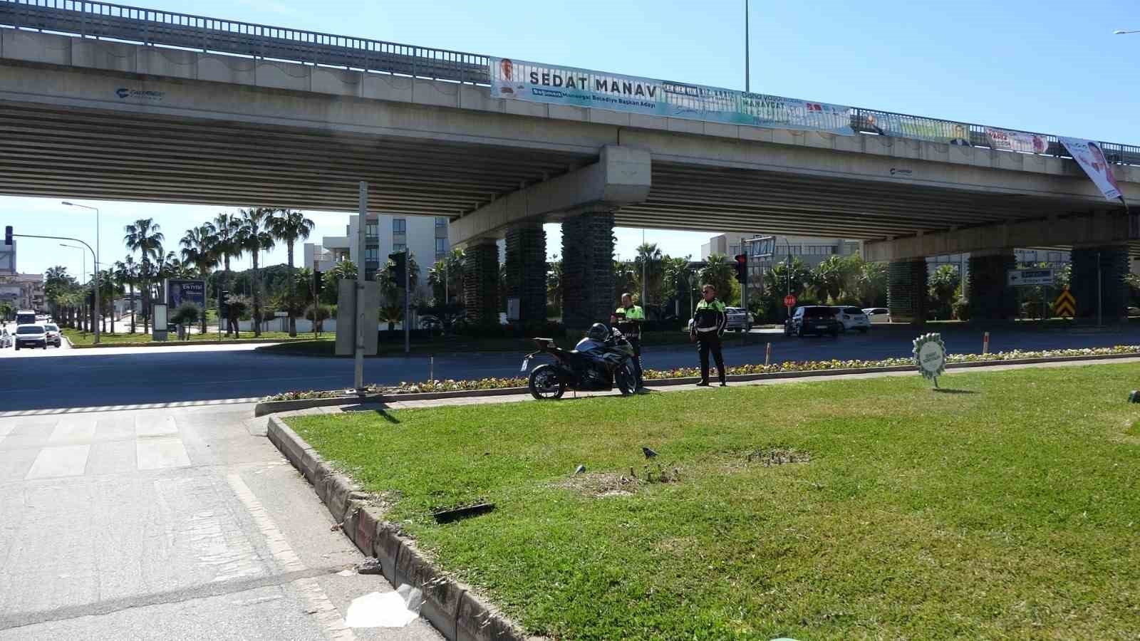 Kazada yaralanan arkadaşını ve motosikletini olay yerinden kaçırdı