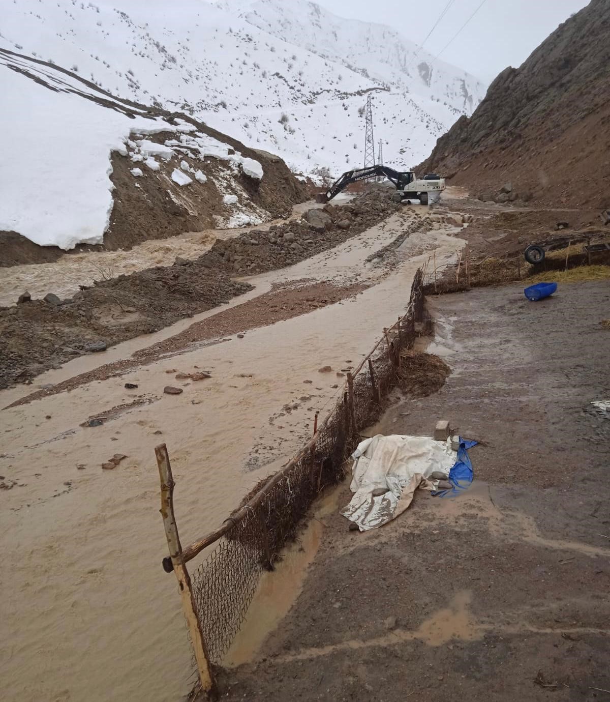 Yüksekova’da dere taştı: Ahırları su bastı