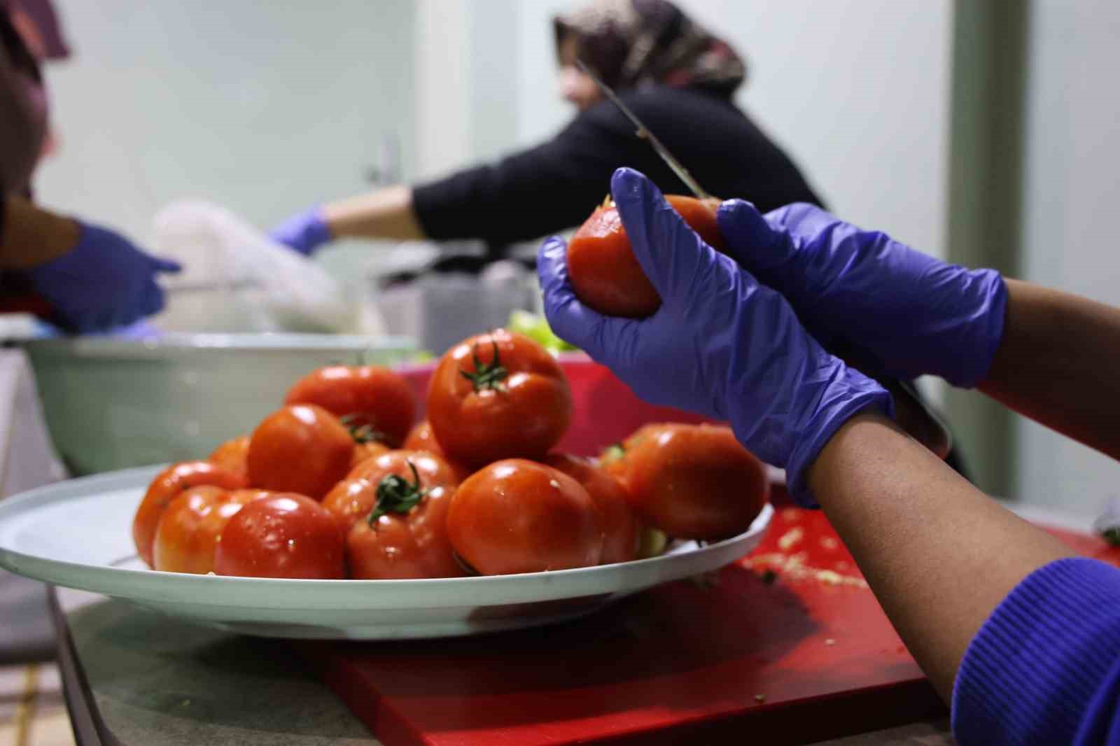 Gönüllü annelerin ellerinde pişen yemekler ihtiyaç sahiplerine ulaştırılıyor