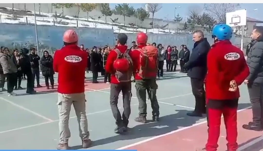 Van’da gerçeği aratmayan deprem tatbikatı