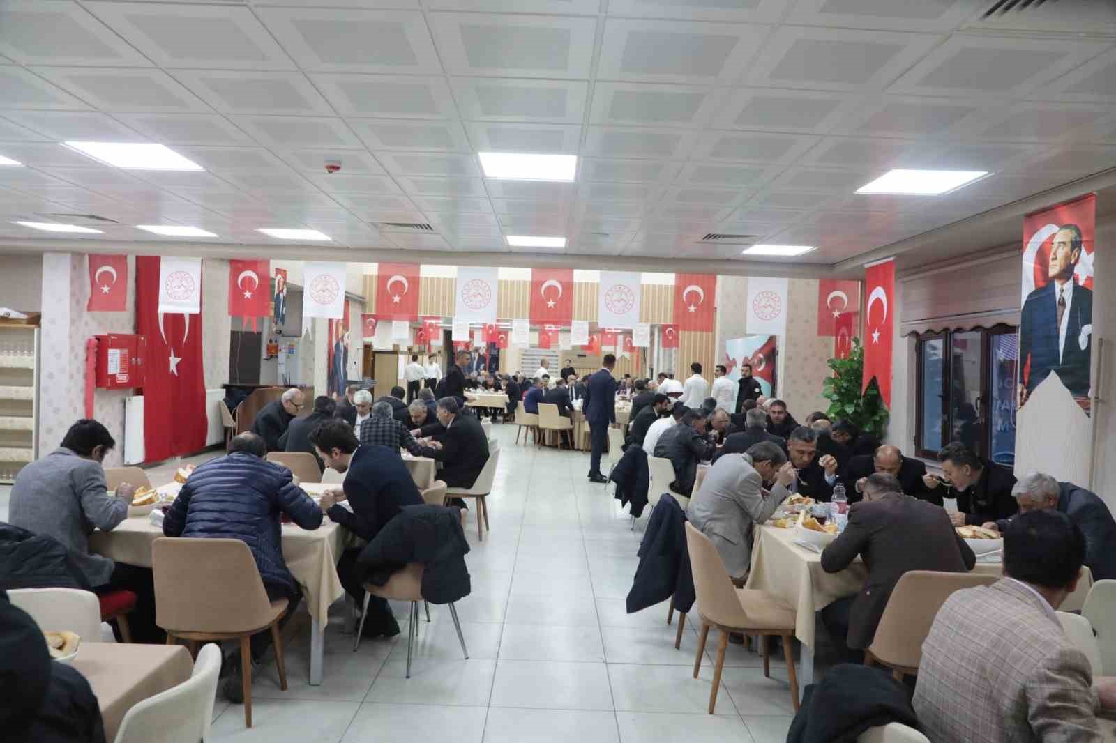 Ağrı Valisi Koç, muhtarlarla bir araya geldi