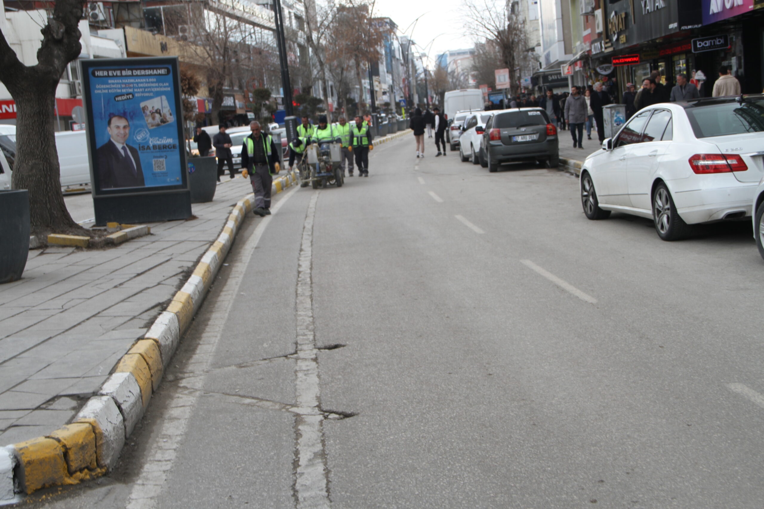 Gün ortasında Van’ın en işlek caddesi trafiğe kapandı!