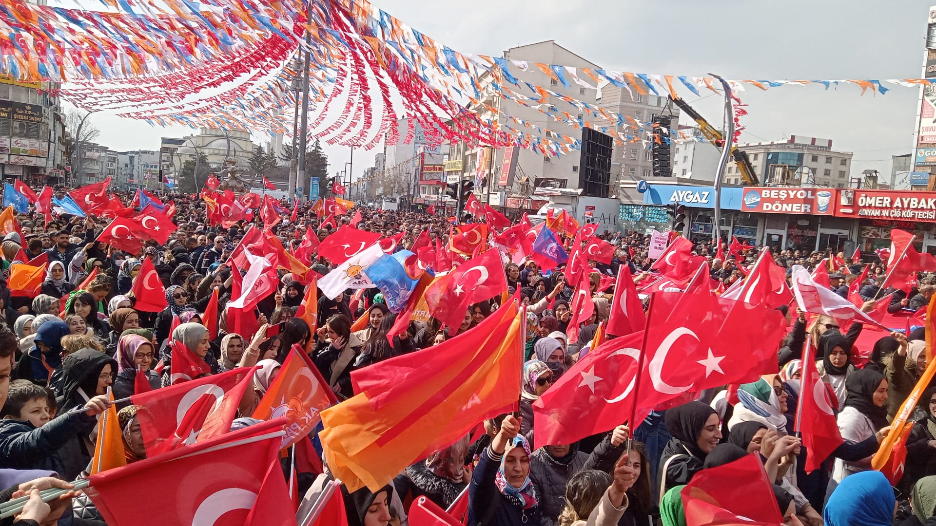 Cumhurbaşkanı Erdoğan’ın Van Mitinginde İzdiham yaşandı