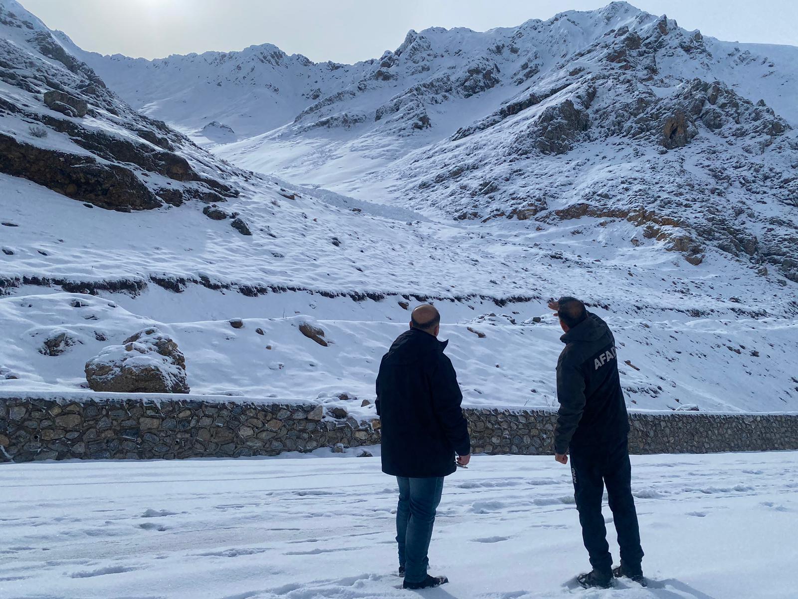 Van’da çığ nedeniyle kapanan yolda inceleme yapıldı