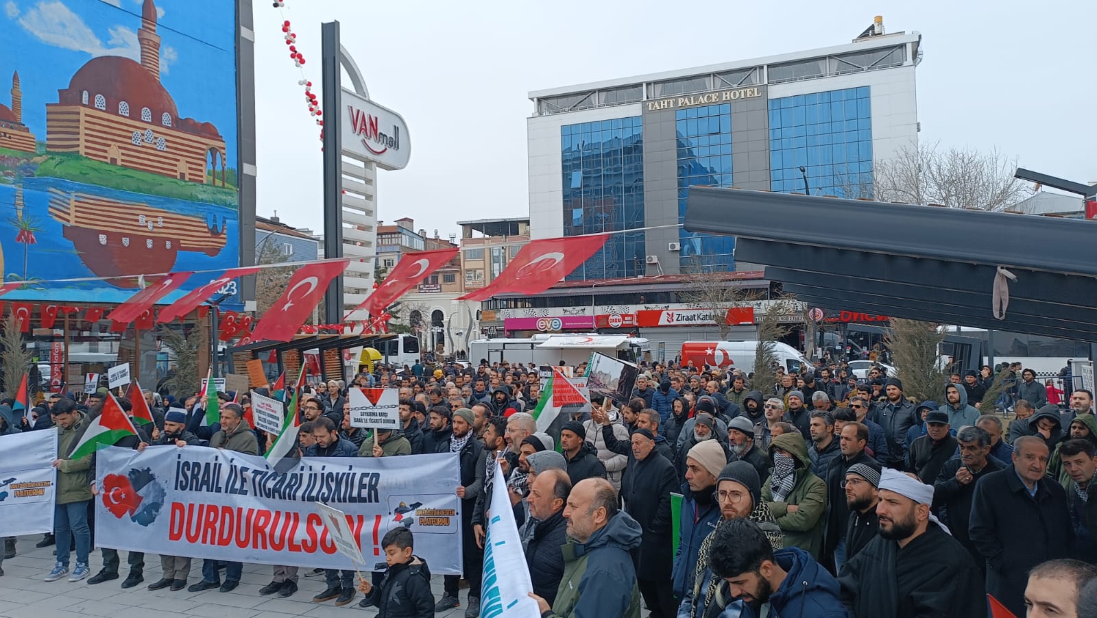 Van halkı Gazze’yi unutulmamak için eylemlerini sürdürüyor