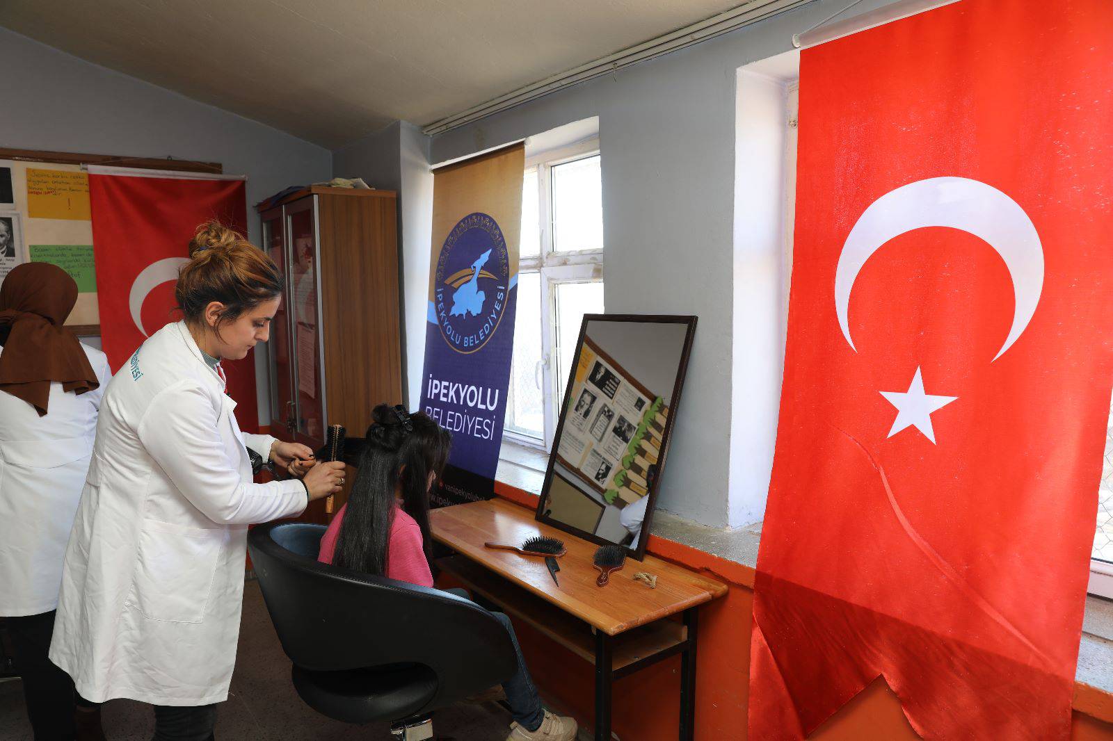 İpekyolu Belediyesi kadınlarına ücretsiz kuaförlük hizmeti sunuyor