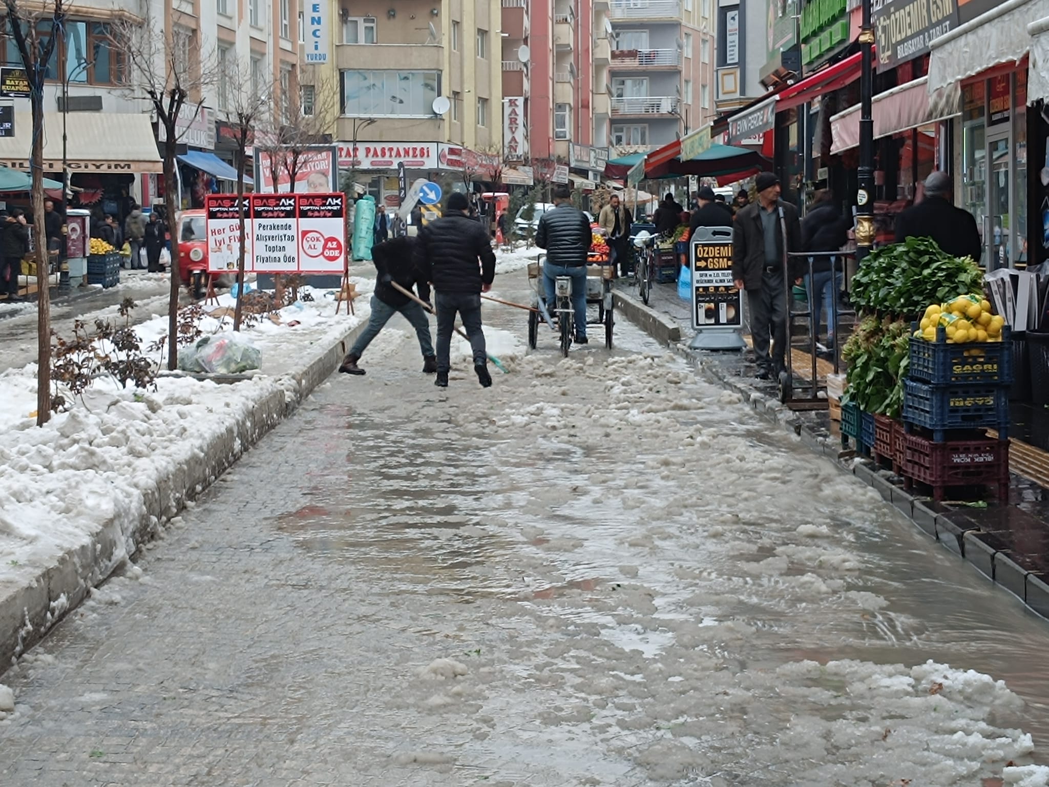 Van’da belediyenin işini esnaf yapıyor