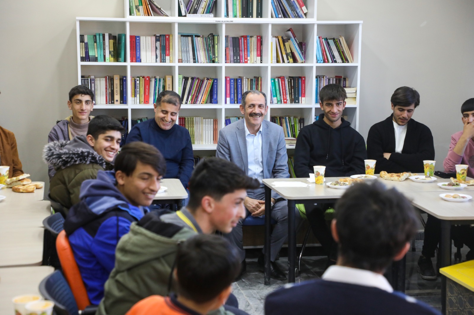 Gürpınar Belediye Başkanı Hayrullah Tanış, gençlerle buluştu