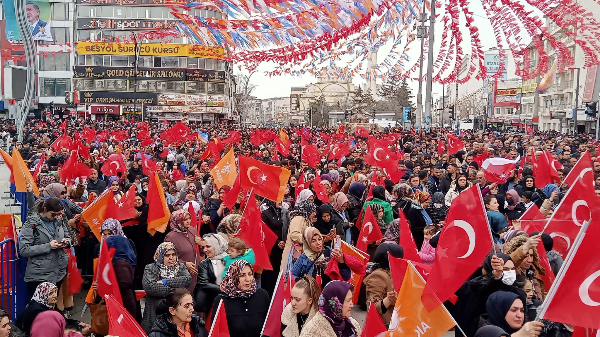 Halaylarla Cumhurbaşkanını Beklediler