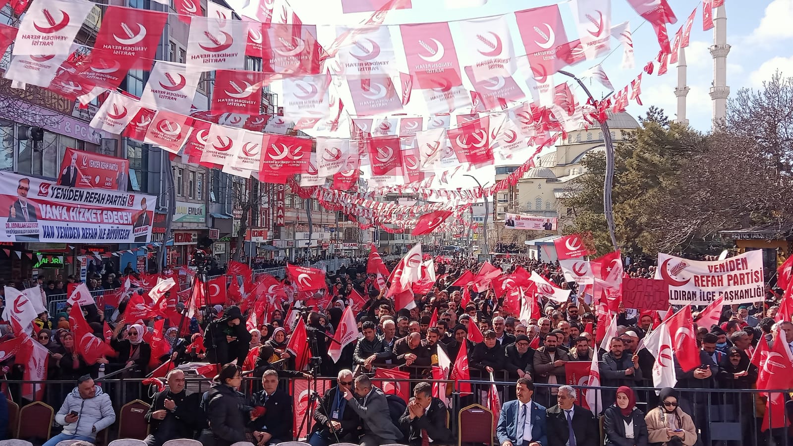 Erbakan’ın Van Mitingine Çok Sayıda Kişi Katıldı