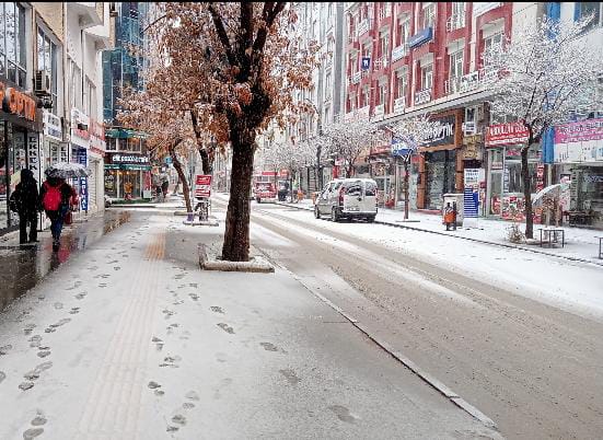 Van’da Beklenen Kar Yağışı Başladı