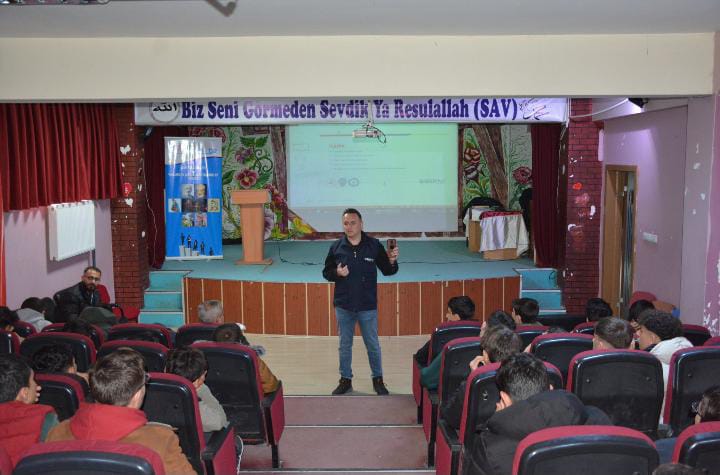 Van Polisi öğrencileri bilinçlendirdi