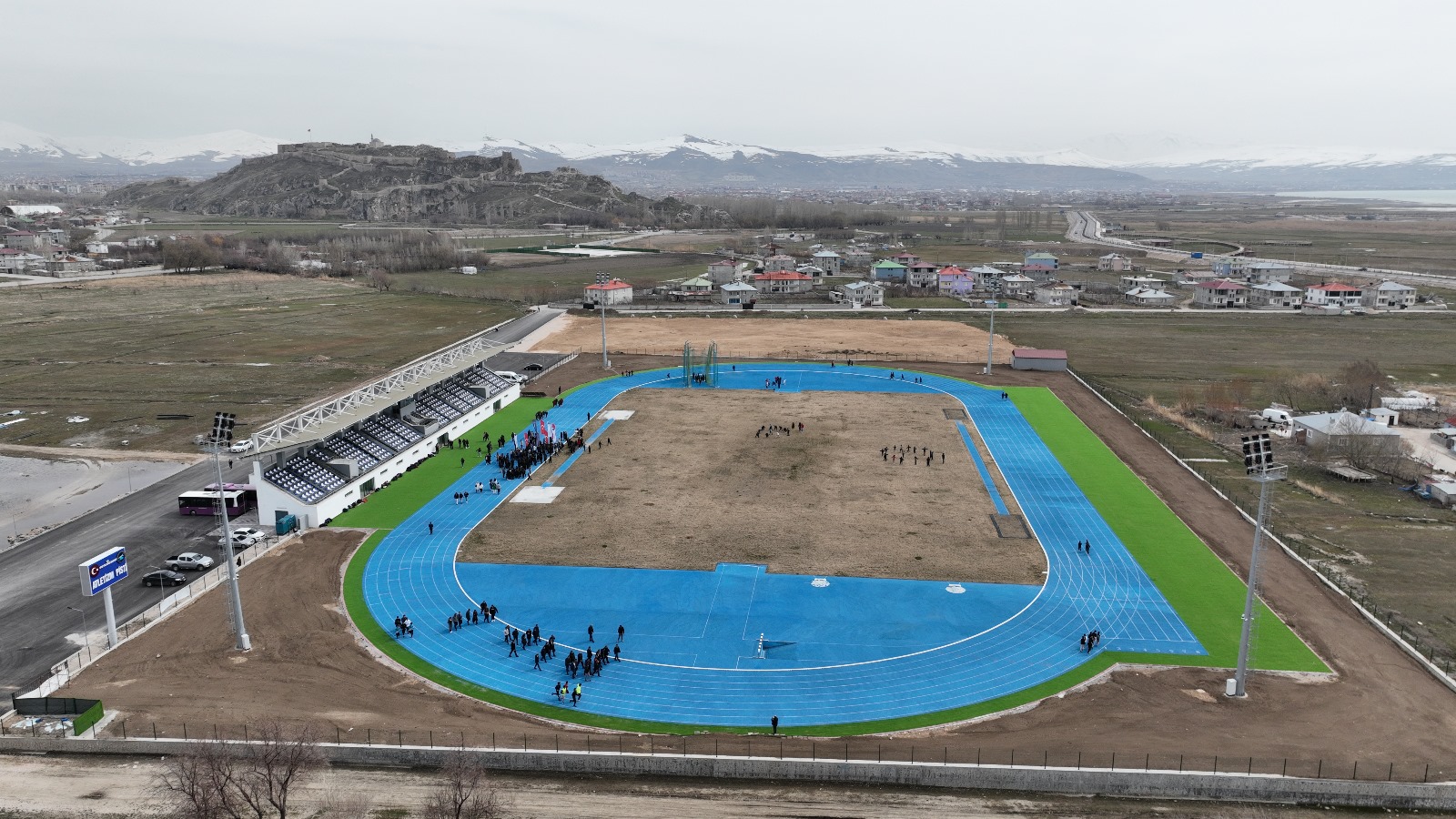 İpekyolu’nda ilk olan 8 kulvarlı atletizm pisti hizmete açıldı