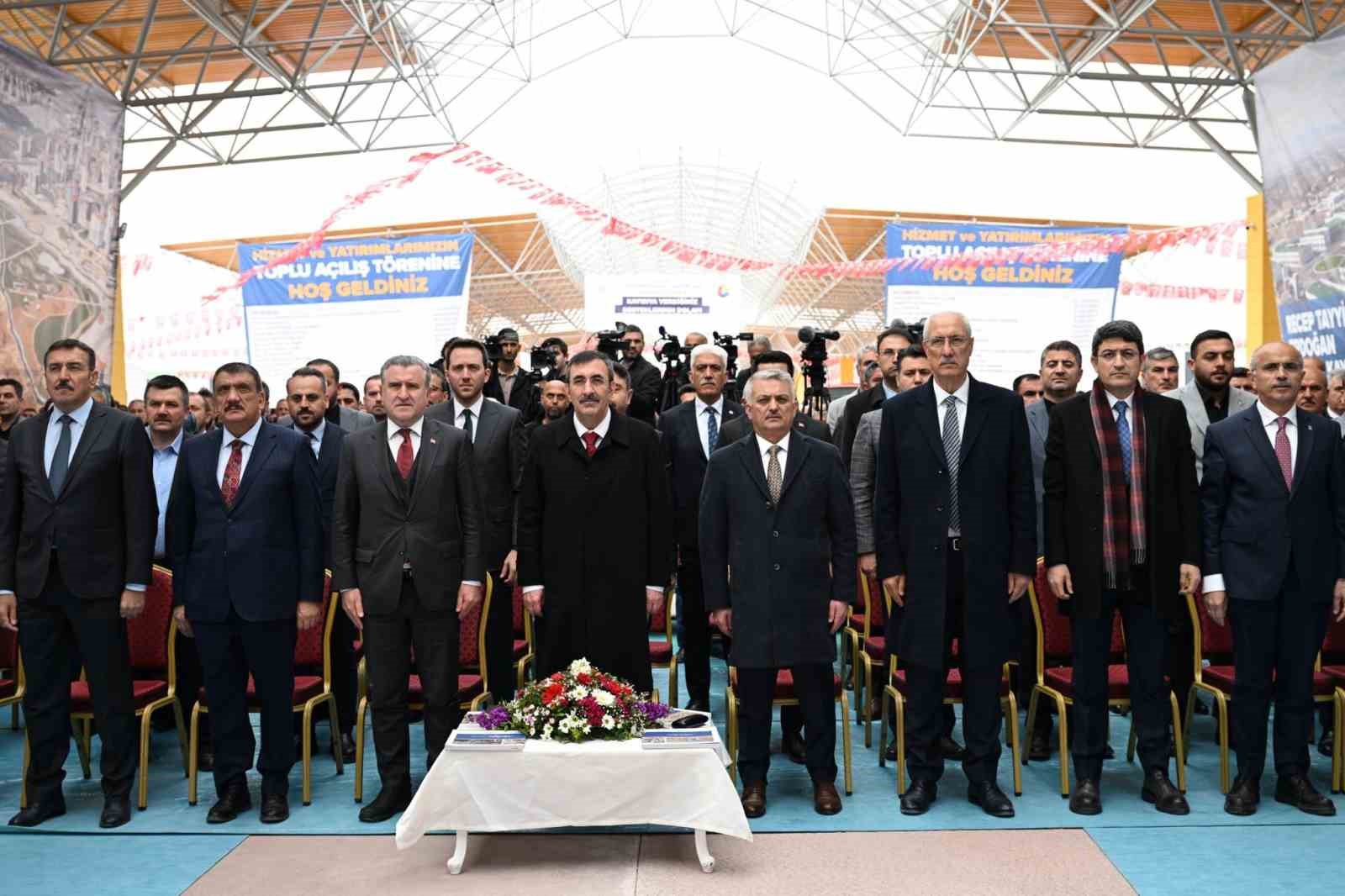 Cumhurbaşkanı Yardımcısı Yılmaz: “Yıl sonunda 200 bin konut hak sahiplerine teslim edilecek”