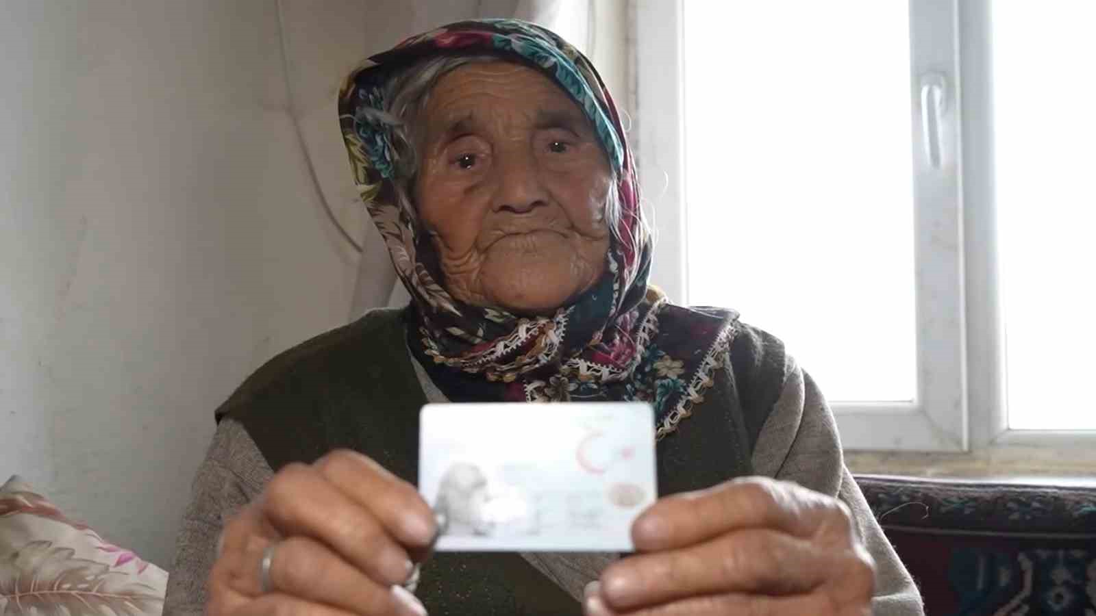 Türkiye’nin en yaşlı seçmeni 117 yaşındaki Arzu nine oyunu kullandı