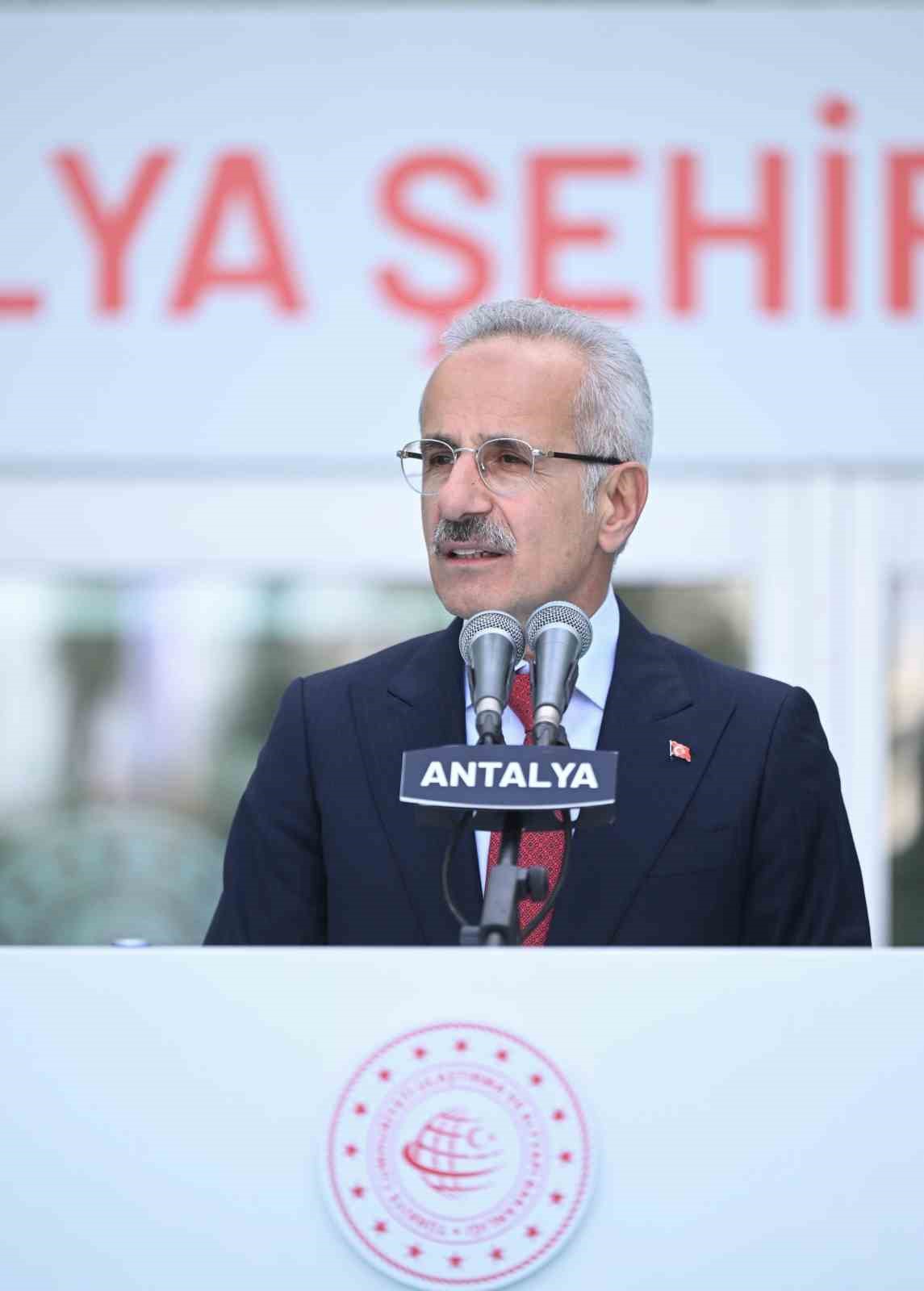Bakan Uraloğlu: “Yoldan geçecek olan ambulansı bir an önce hastaneye yetiştirmek için çalışıyoruz”