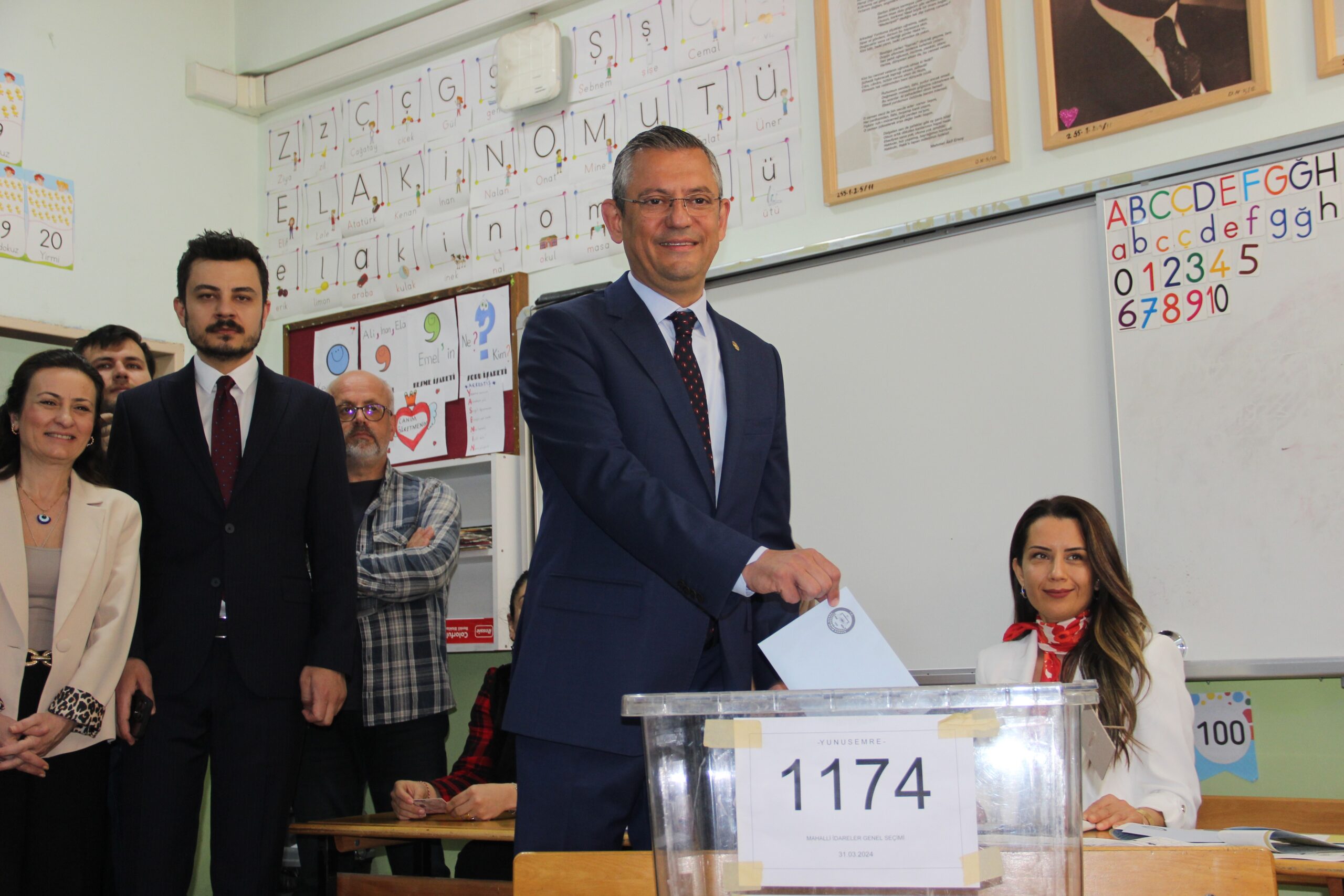 CHP Genel Başkanı Özel oyunu Manisa’da kullandı