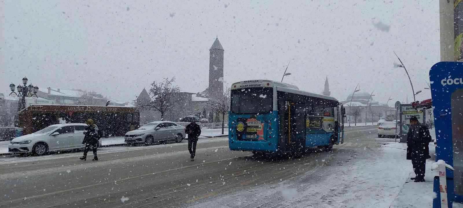 Erzurum’da kar yağışı etkili oluyor, 147 köy yolu ulaşıma kapalı