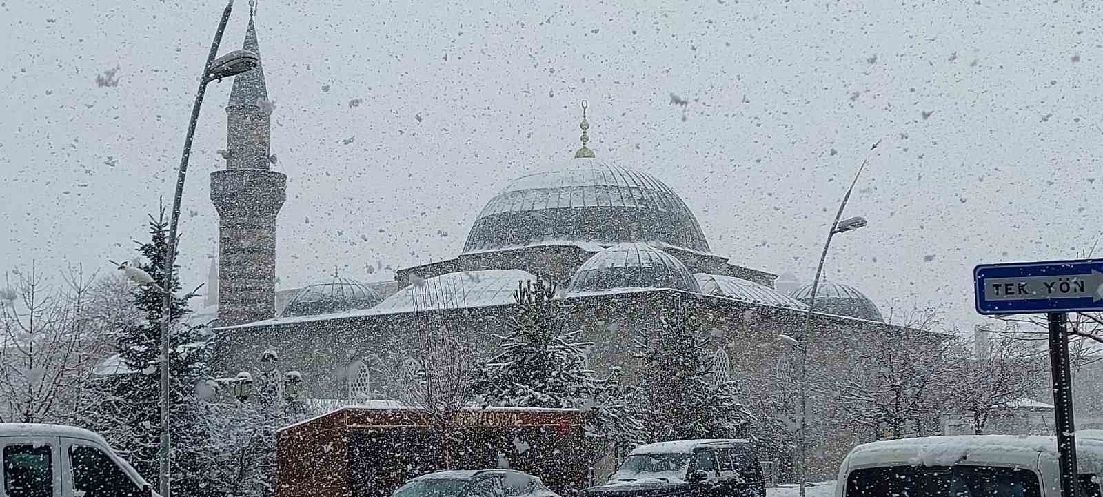 Erzurum’da kar yağışı etkili oluyor, 147 köy yolu ulaşıma kapalı