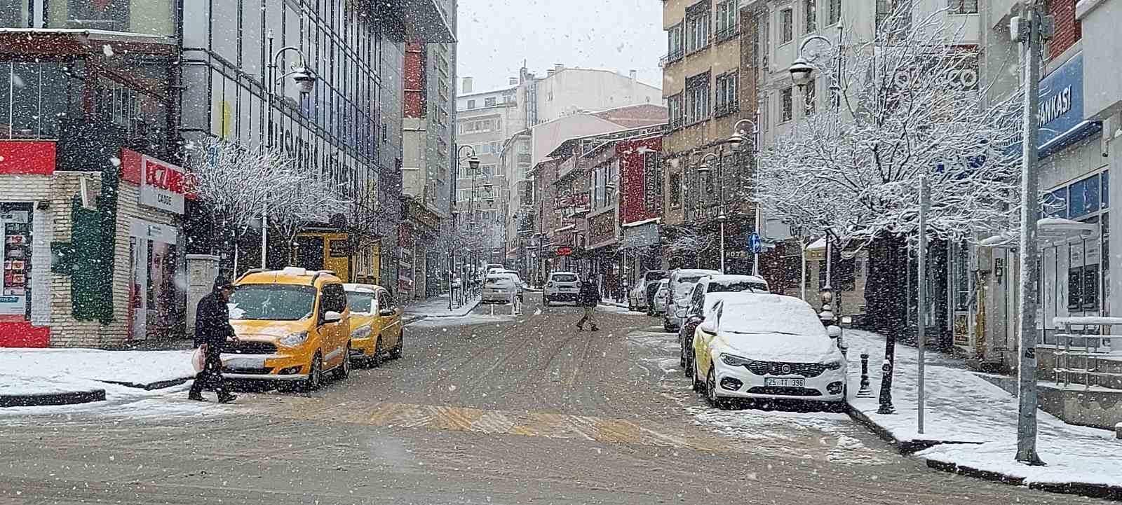 Erzurum’da kar yağışı etkili oluyor, 147 köy yolu ulaşıma kapalı