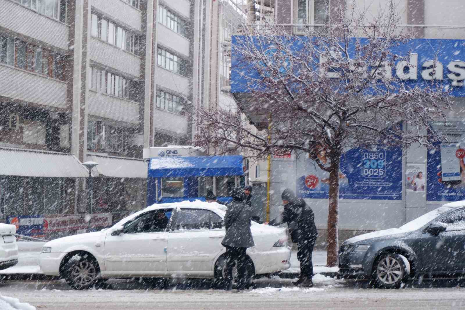 Erzurum’da kar yağışı etkili oluyor, 147 köy yolu ulaşıma kapalı