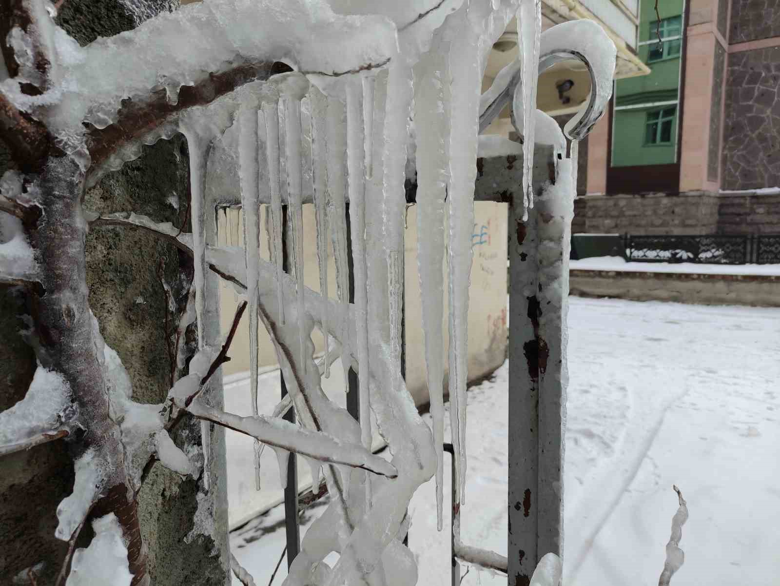Ardahan’da soğuk hava etkili oldu: Göle eksi 16