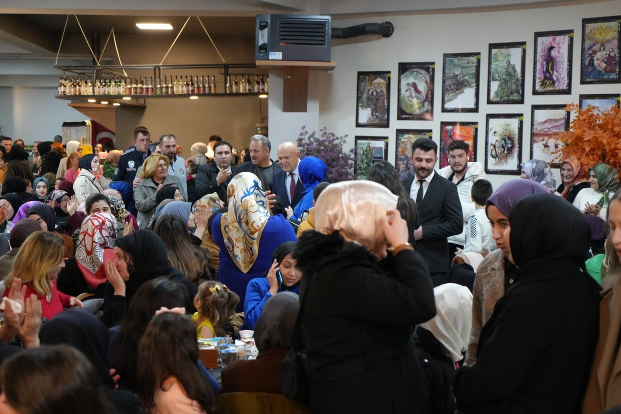 Bayburtlu kadınlar belediyenin düzenlediği programda doyasıya eğlendiler