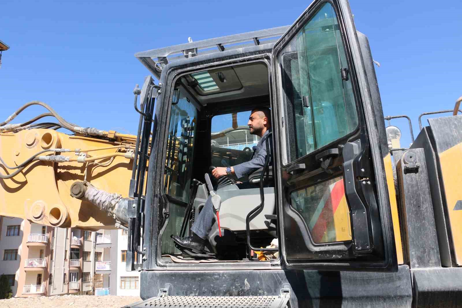 Bu maaşı duyan makas operatörlüğü için sıraya girecek: Aylık 300 bin lira