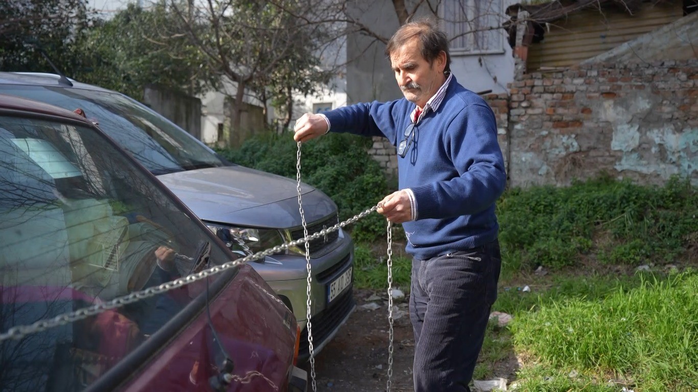 Hırsızlardan bıkan esnaf, otomobilini zincire vurdu