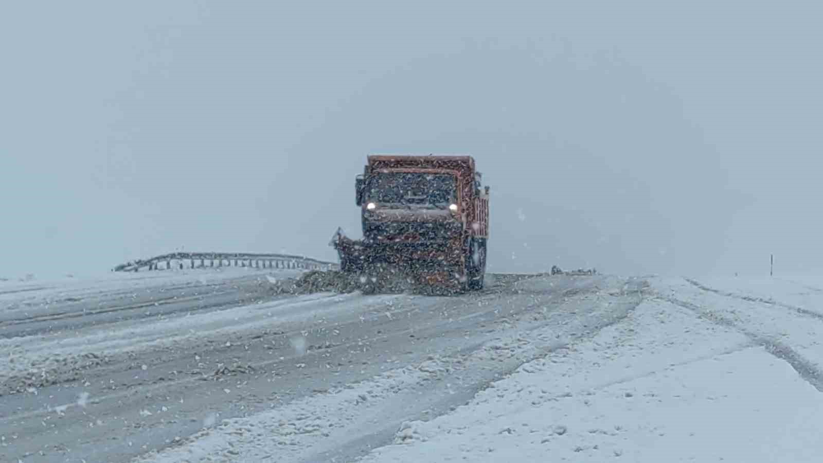 Van’da 11 yerleşim yerinin yolu ulaşıma kapandı