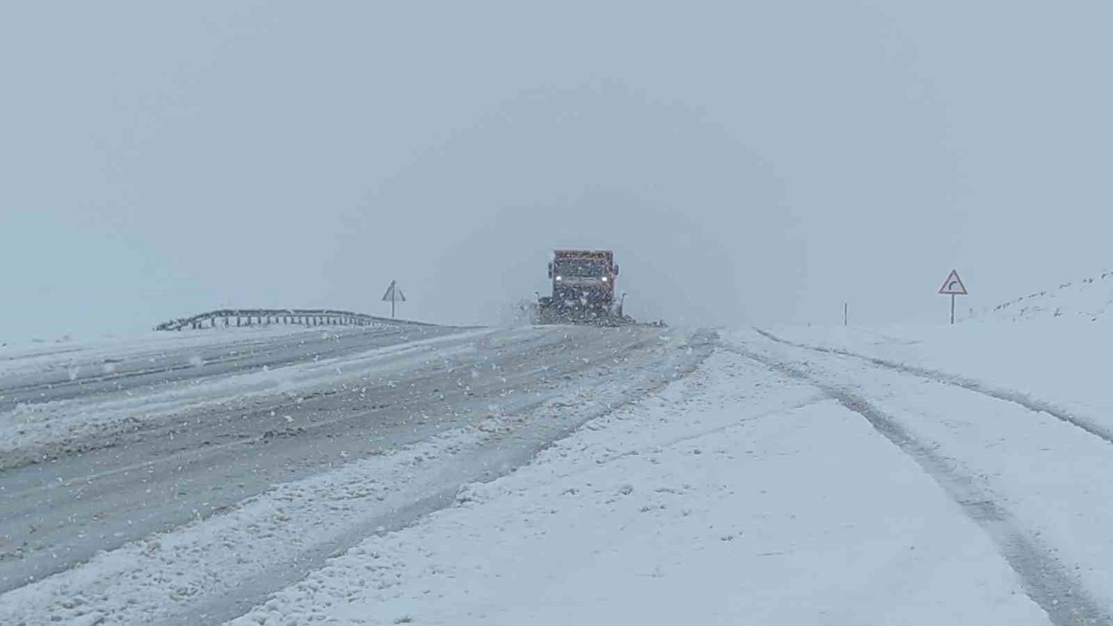 Van’da 11 yerleşim yerinin yolu ulaşıma kapandı