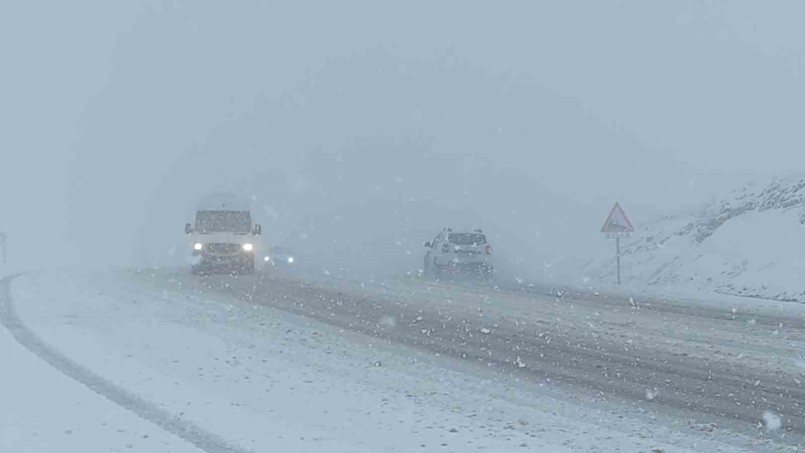 Van’da 11 yerleşim yerinin yolu ulaşıma kapandı