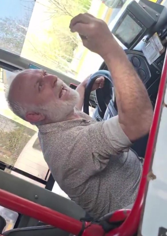 Otobüste bebek arabası kavgası: 