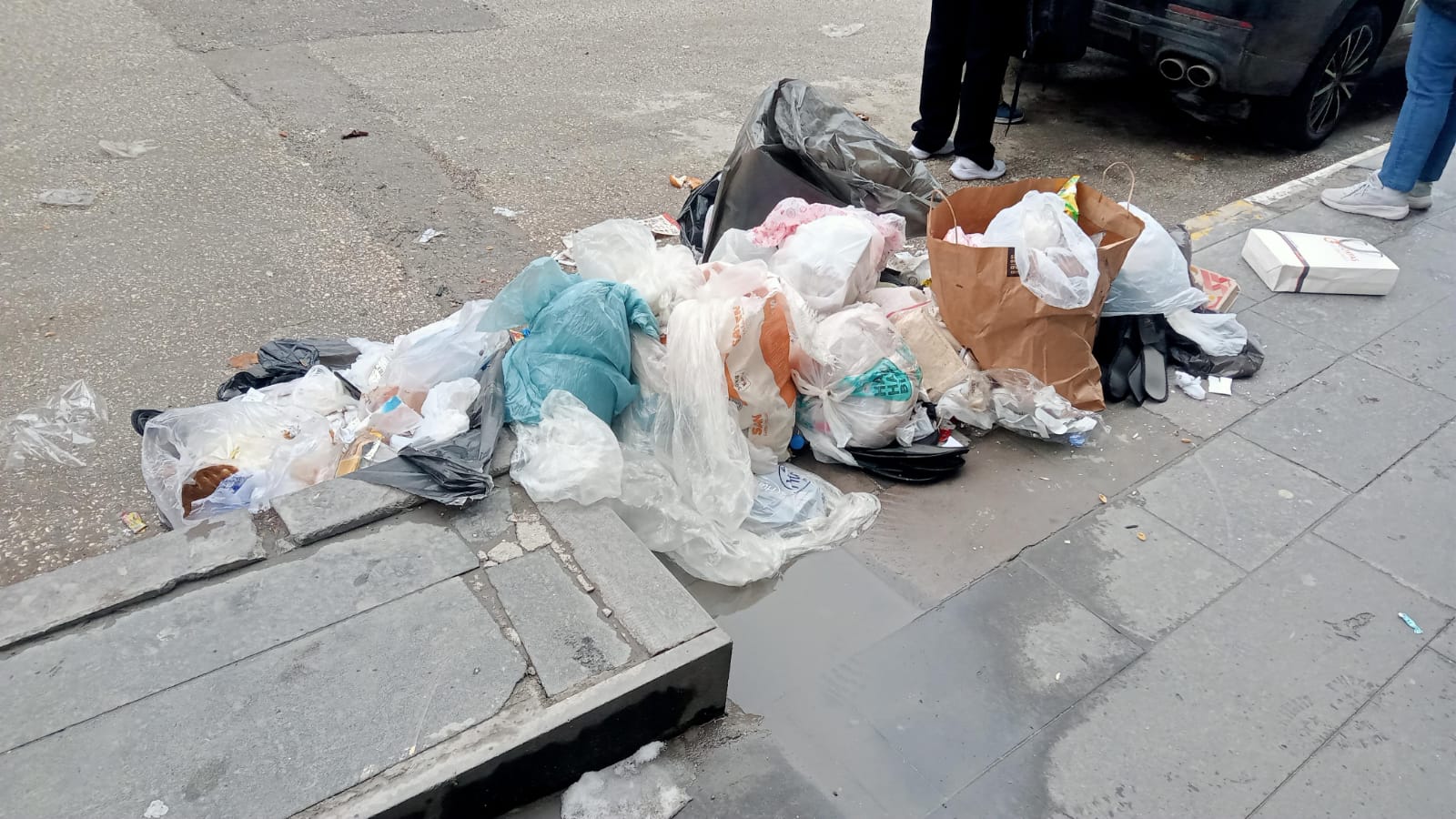 Van sokakları çöp içinde