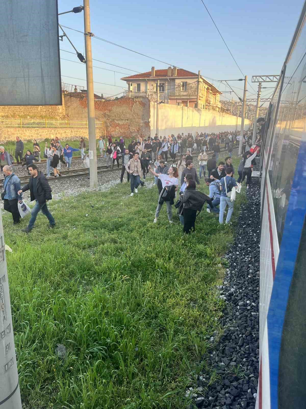 İZBAN arızalandı, yolcular raylarda yürüyerek ilerledi