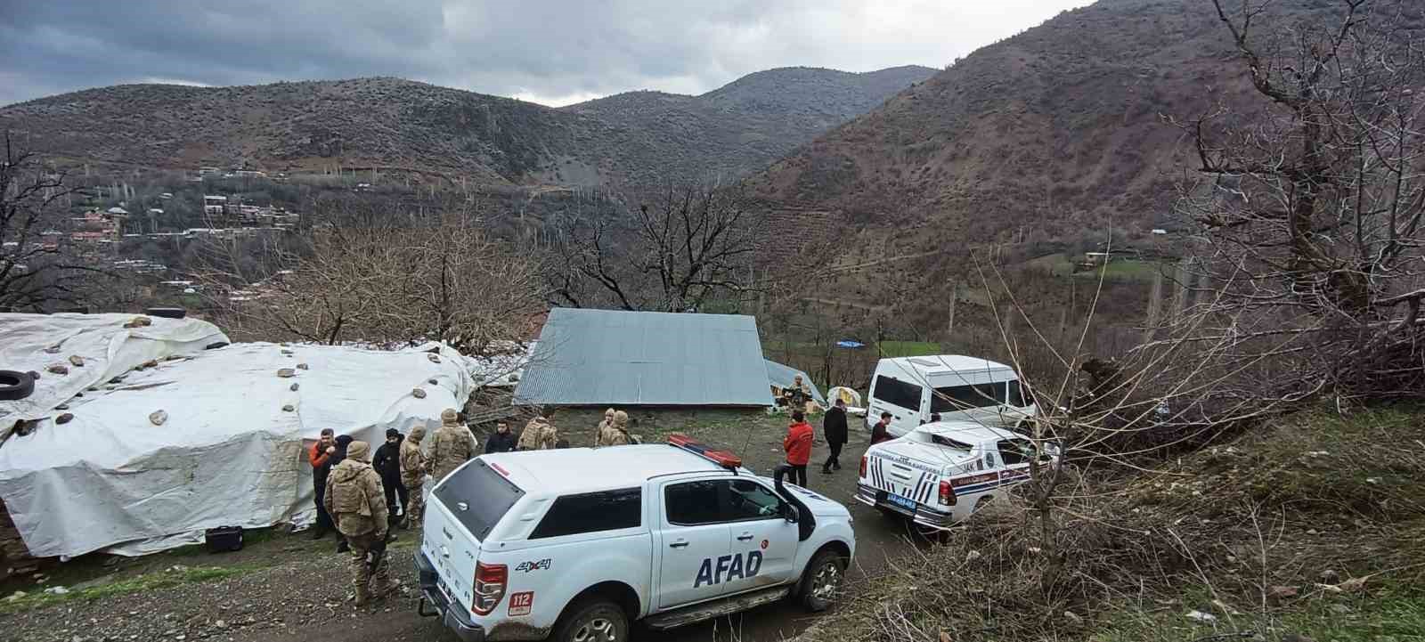 Dere kenarında ceketi ve takma dişleri bulunan 65 yaşındaki adamdan 5 gündür haber alınamıyor