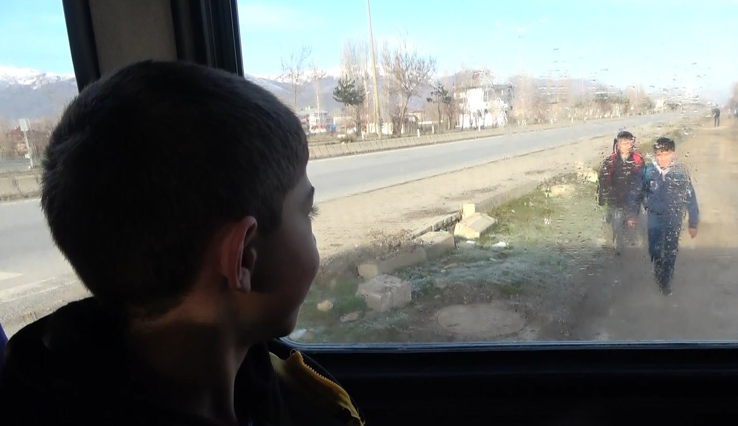 Krediyle aldığı aracı ücretsiz öğrenci servisine dönüştürdü