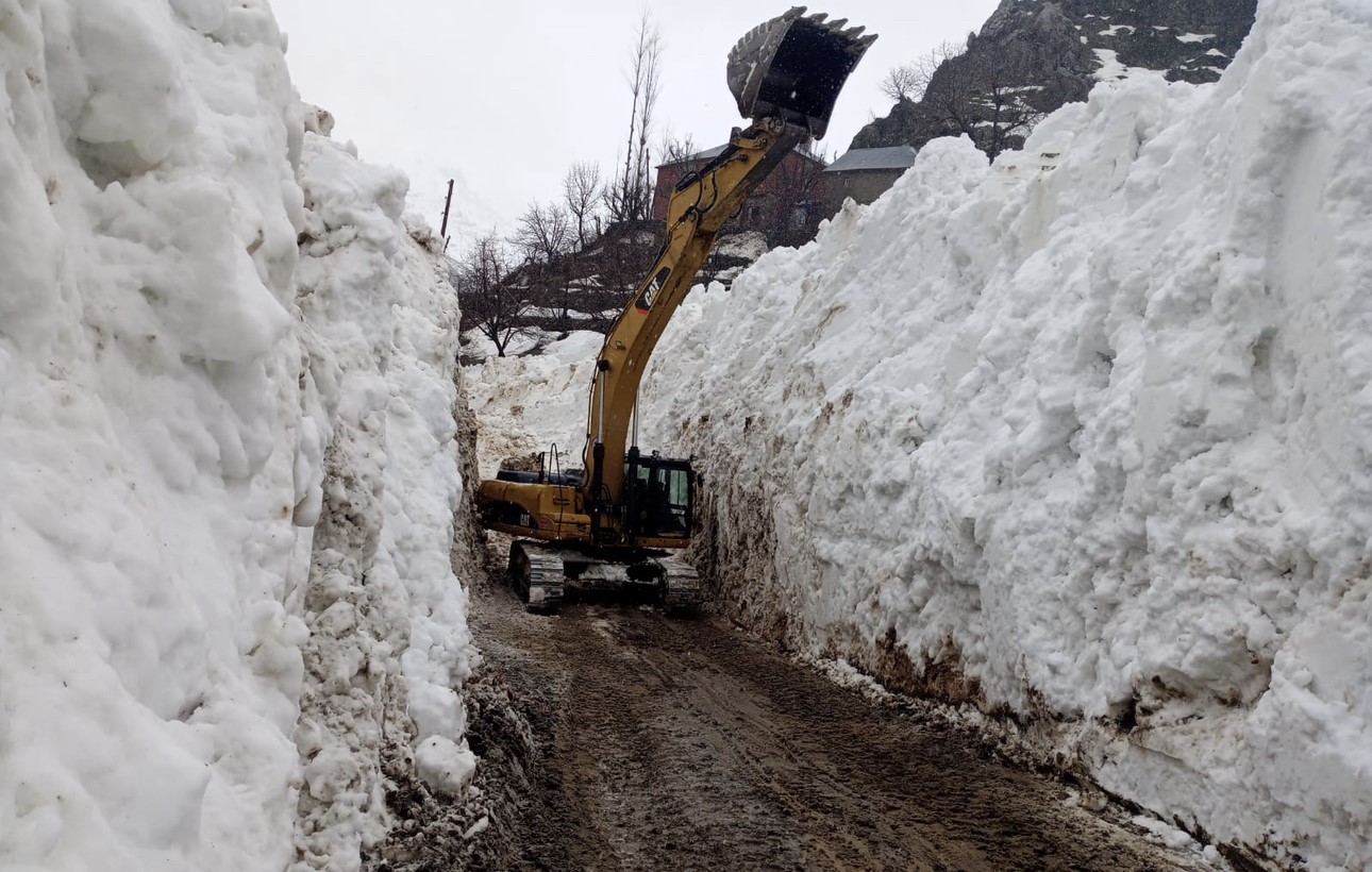 Dağlıca yoluna düşen çığ temizlendi