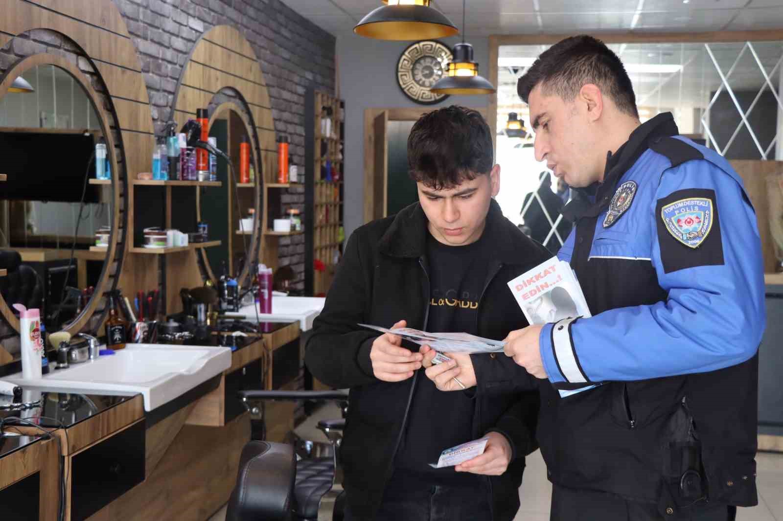 Bitlis’te emniyet görevlilerince vatandaşlar dolandırıcılık hakkında bilgilendirildi