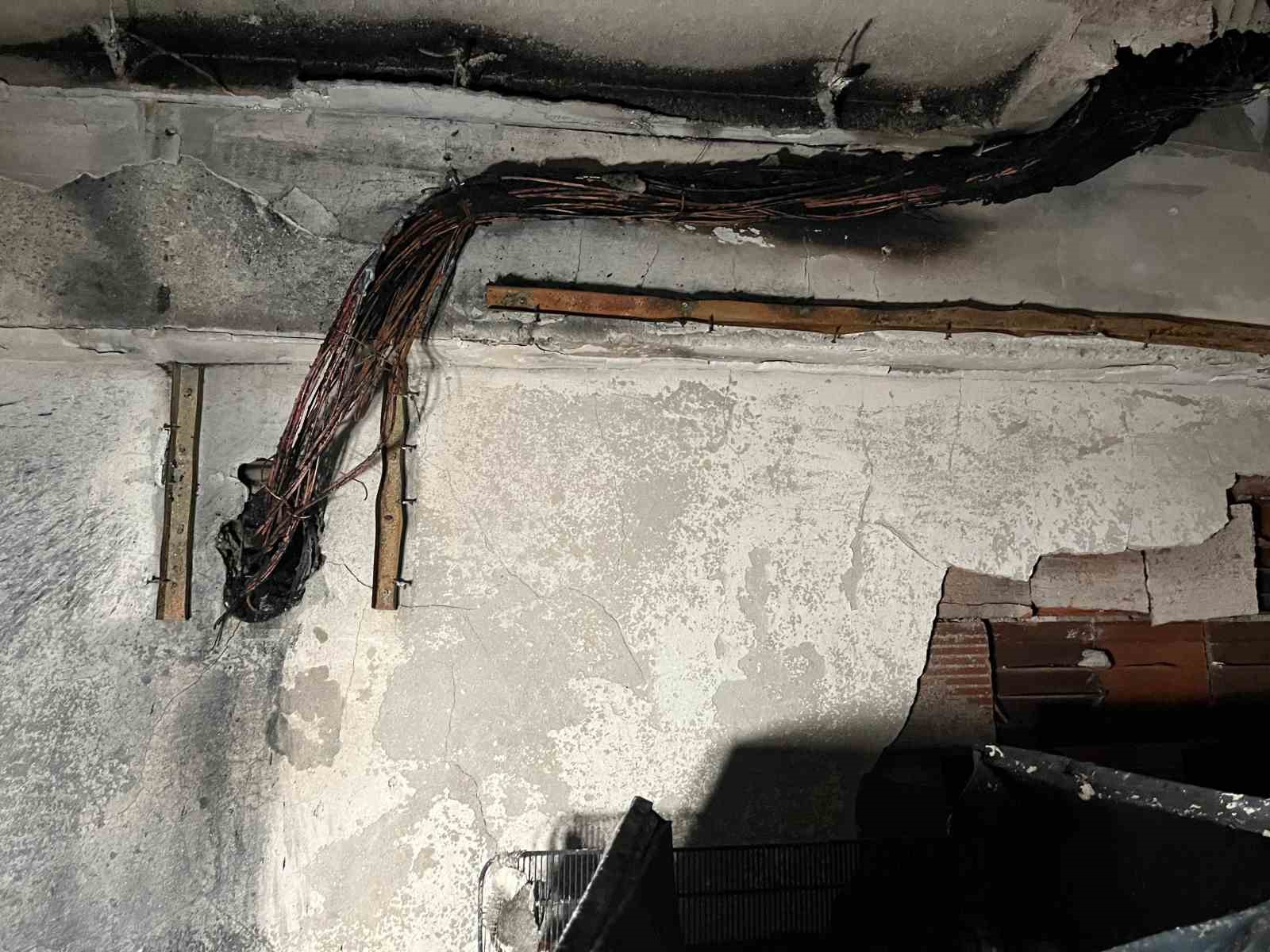 Yangında kullanılamaz hale gelen 3 bloklu apartman tahliye ediliyor