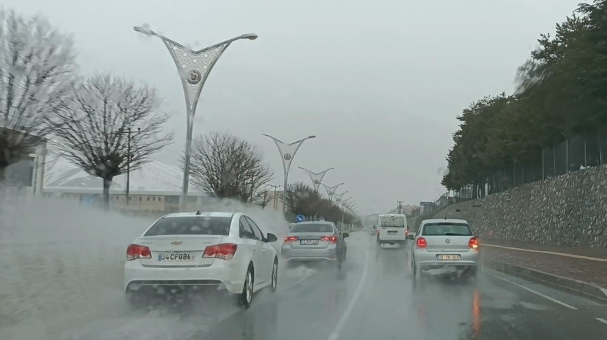Bitlis’te sağanak yağışla bir taş ev yıkıldı