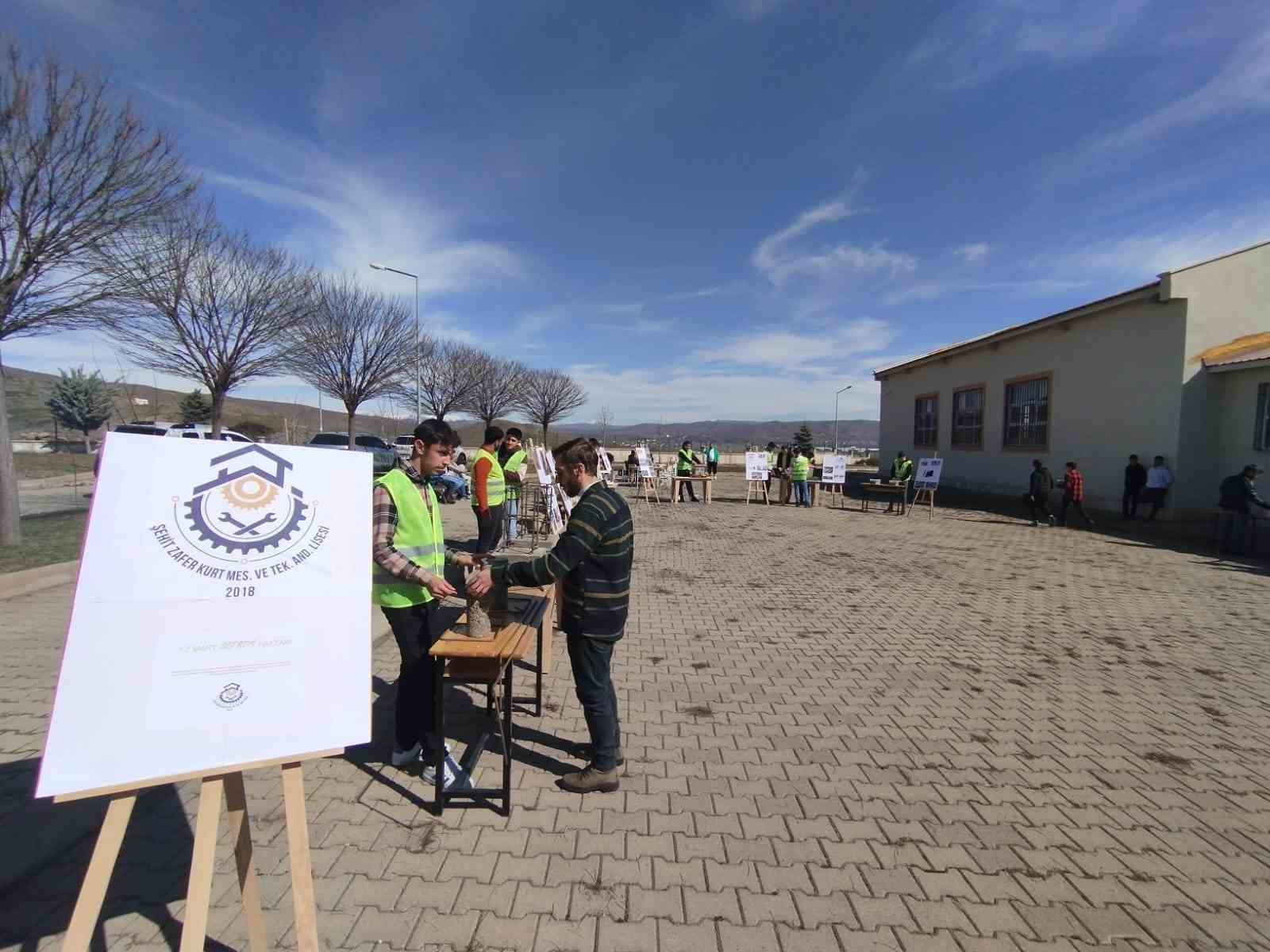 Meslek lisesi öğrencileri, deprem gerçeğine dikkat çekti