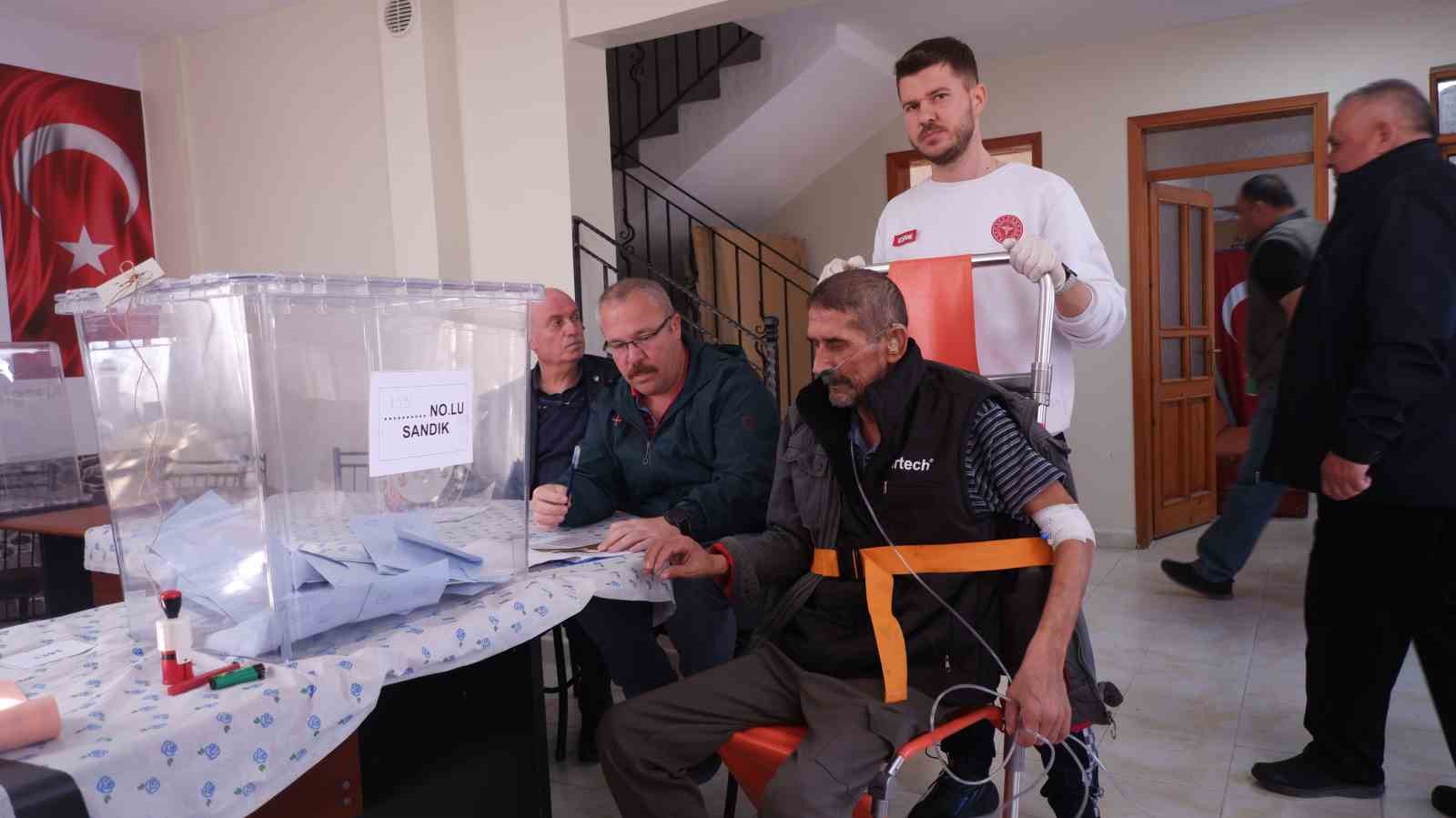 Hastaneden ambulansla oy vermeye gitti