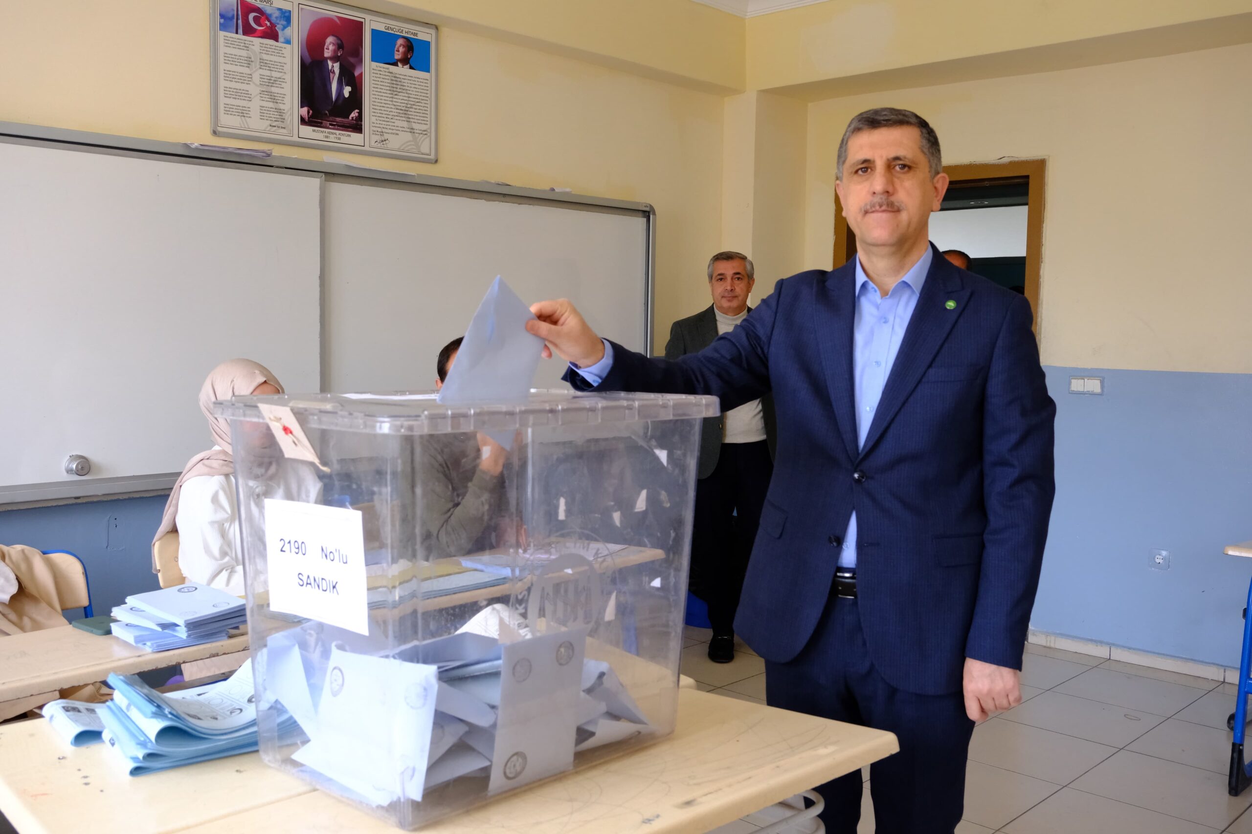 Van Büyükşehir Belediye Başkan adayı Mehdi Oğuz oyunu kullandı